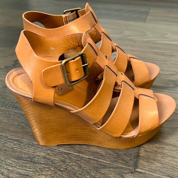 NWOT Nine West Tan Wedges - Picture 2 of 5